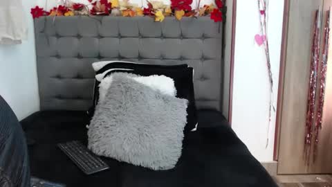 Snapshot of christiinemoore chatting on December 22, 2025, 4:04 pm Christine Moore online show from December 22, 2025, 4:04 pm