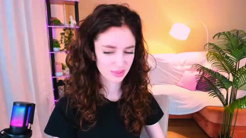 christinaconteeree online show from October 3, 2025, 4:26 pm