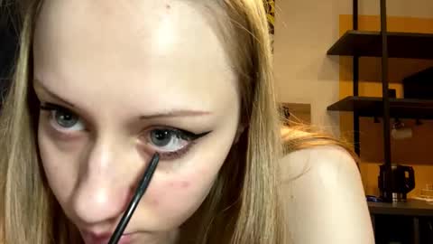 Snapshot of christinebrillhart chatting on March 4, 2026, 4:35 pm Bella online show from March 4, 2026, 4:35 pm