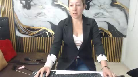 chrystal hotty online show from October 23, 2025, 12:15 pm