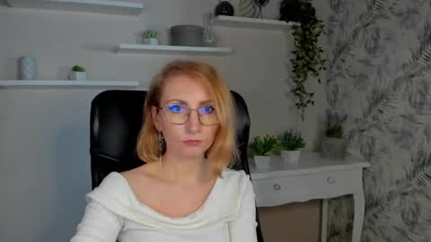 Snapshot of cinderellamoon chatting on February 19, 2026, 6:31 am Cinderella online show from February 19, 2026, 6:31 am