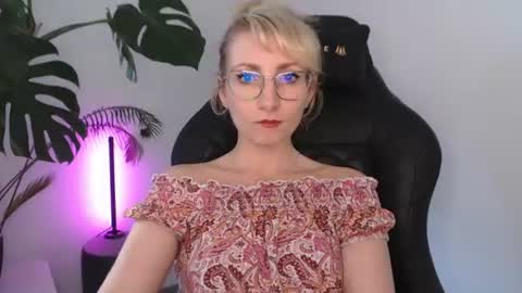 Snapshot of cinderellamoon chatting on June 26, 2026, 5:23 am Cinderella online show from June 26, 2026, 5:23 am