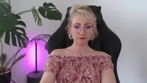 Snapshot of cinderellamoon chatting on July 6, 2026, 12:24 pm Cinderella online show from July 6, 2026, 12:24 pm