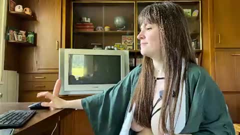 Snapshot of claire_moulin chatting on June 17, 2026, 8:39 am Claire Moulin online show from June 17, 2026, 8:39 am