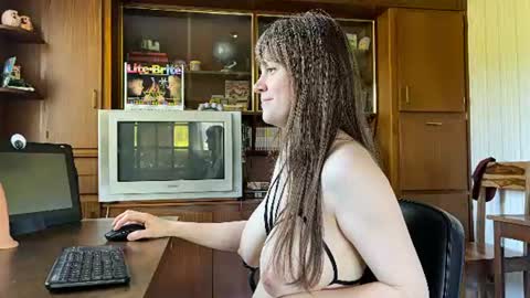 Snapshot of claire_moulin chatting on July 8, 2026, 8:52 am Claire Moulin online show from July 8, 2026, 8:52 am
