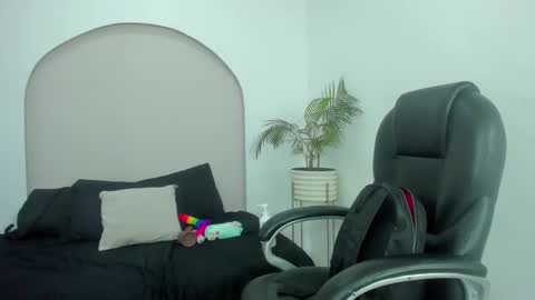 Cloe  online show from December 15, 2025, 2:43 pm