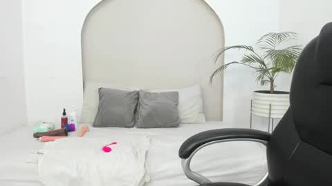 Cloe  online show from January 6, 2026, 4:00 pm