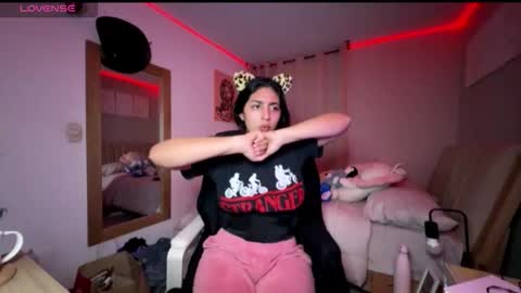 cloe small online show from October 25, 2025, 1:57 am