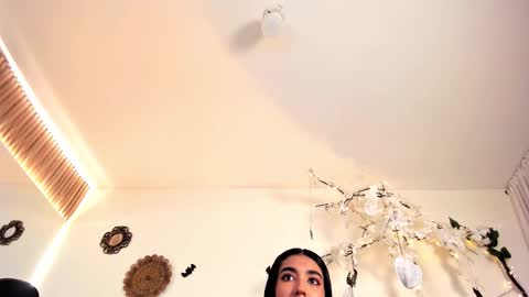 CLOE  online show from October 18, 2025, 3:53 am