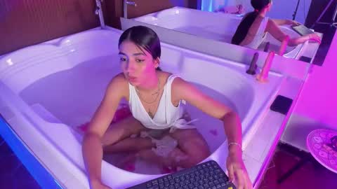 CLOE  online show from November 21, 2025, 4:11 am