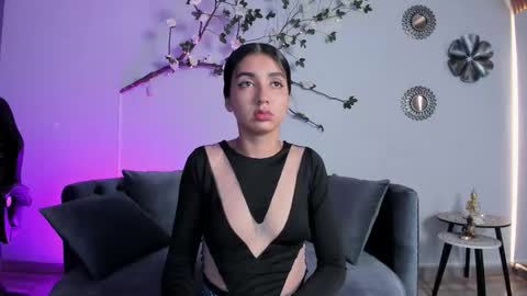 CLOE  online show from November 23, 2025, 1:33 pm