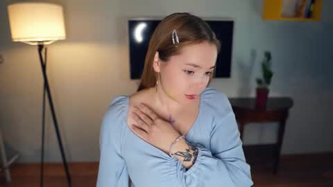 Hi everybody Im Lily Today is my first day here Lets get acquainted online show from December 17, 2024, 1:18 am