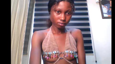 coco_petitqueen online show from January 22, 2025, 7:25 am