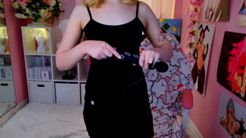 Snapshot of coconut_mia chatting on January 8, 2025, 9:01 pm Mia online show from January 8, 2025, 9:01 pm