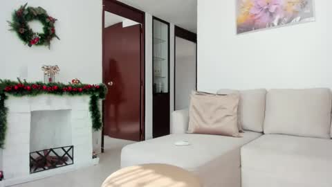 conie28  online show from December 15, 2025, 7:18 pm