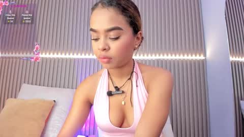 coralineross_ online show from September 12, 2025, 10:59 am