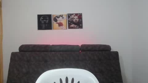  ALEJANDRO Y EMILY  online show from March 10, 2025, 1:54 pm