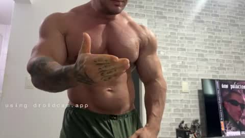 Snapshot of couplemuscle40 chatting on June 25, 2026, 1:15 pm couplemuscle40 online show from June 25, 2026, 1:15 pm