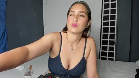 crazy_acouple_donpillo online show from February 23, 2025, 8:33 pm