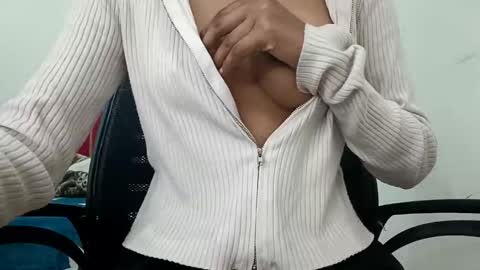 Snapshot of crezy_girl_0143 chatting on November 3, 2025, 10:27 am crezy_girl_0143 online show from November 3, 2025, 10:27 am