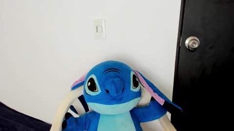 Snapshot of crimsonetoile chatting on February 19, 2026, 5:31 pm Jen. online show from February 19, 2026, 5:31 pm