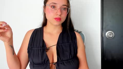 Snapshot of crimsonetoile chatting on March 1, 2026, 4:20 pm Jen. online show from March 1, 2026, 4:20 pm