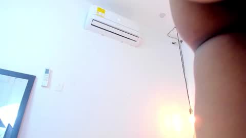 cris_dulce online show from October 12, 2025, 5:45 pm