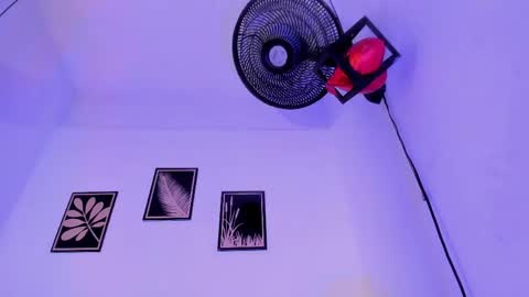 criss_zuri online show from April 15, 2026, 12:01 pm