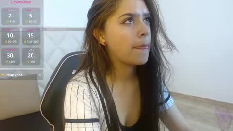 Snapshot of crisstal_tay chatting on October 4, 2025, 3:15 am Cris online show from October 4, 2025, 3:15 am