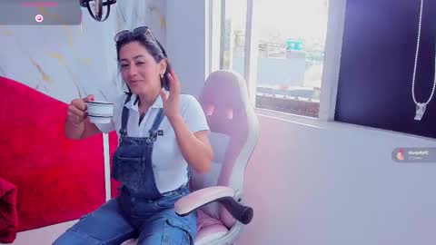 Snapshot of cristal_crossfit chatting on January 18, 2026, 6:23 pm Cristal online show from January 18, 2026, 6:23 pm