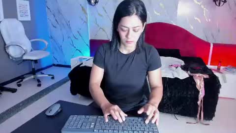 Snapshot of cristal_crossfit chatting on July 16, 2026, 10:10 am Cristal online show from July 16, 2026, 10:10 am