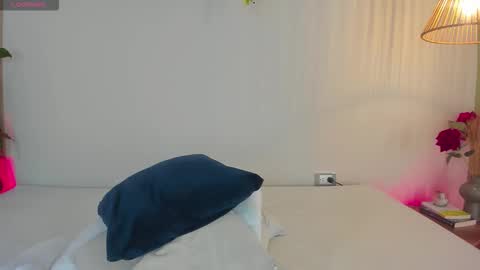 cristalfoxy_ online show from November 22, 2025, 7:35 pm