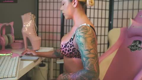 Laura online show from December 3, 2025, 2:41 am