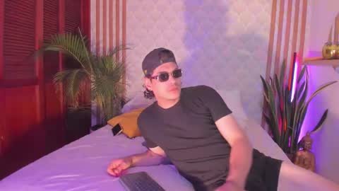 Snapshot of cristianblaze_pamelareal chatting on November 19, 2025, 7:19 am Cris Pame online show from November 19, 2025, 7:19 am