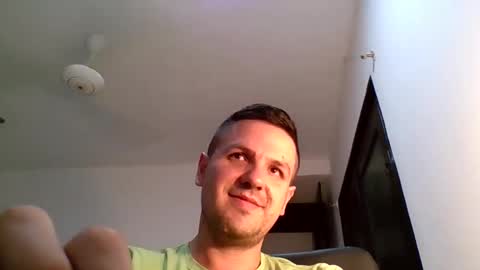 cristopher3042 online show from November 19, 2025, 3:06 am