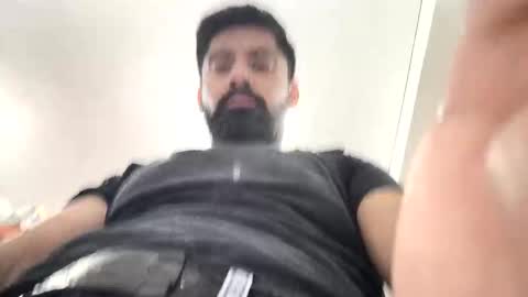 cruzemir1 online show from November 26, 2025, 8:32 pm