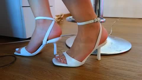 Crys online show from October 15, 2025, 7:52 am