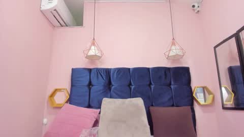 crystal_butterfly1 online show from November 14, 2025, 4:28 pm