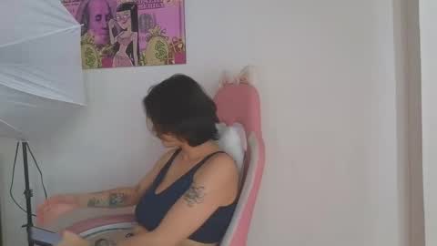 Snapshot of crystal_starx chatting on November 10, 2025, 4:28 pm Crystal Blaze online show from November 10, 2025, 4:28 pm