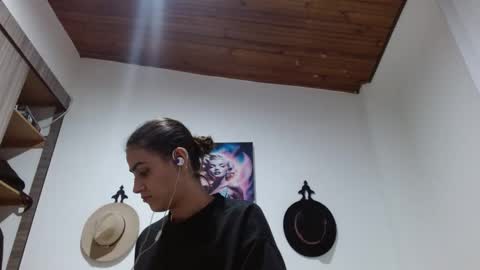 Snapshot of crystal_starx chatting on February 19, 2026, 12:39 am Crystal Blaze online show from February 19, 2026, 12:39 am