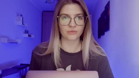 crystalblush01 online show from May 5, 2026, 11:29 am