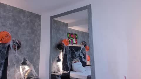 Crystal online show from October 22, 2025, 3:23 pm