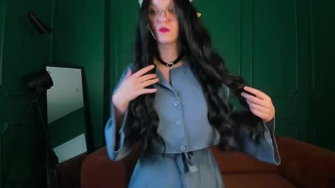 Snapshot of crystallglow chatting on February 5, 2026, 10:03 pm Kitty online show from February 5, 2026, 10:03 pm