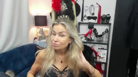 CrystalHotty online show from November 4, 2025, 5:17 am