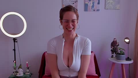 Snapshot of cuddlingbunnny chatting on December 7, 2024, 6:04 pm Leonela online show from December 7, 2024, 6:04 pm