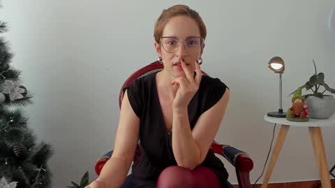 Snapshot of cuddlingbunnny chatting on December 10, 2024, 9:11 pm Leonela online show from December 10, 2024, 9:11 pm