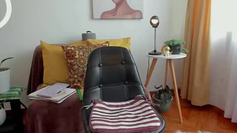 Snapshot of cuddlingbunnny chatting on March 2, 2025, 2:54 pm Leonela online show from March 2, 2025, 2:54 pm