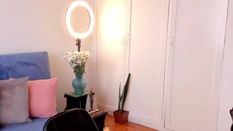 Snapshot of cuddlingbunnny chatting on February 7, 2026, 12:42 pm Leonela online show from February 7, 2026, 12:42 pm