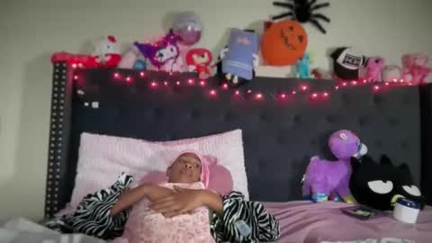 Snapshot of cum2charmxx chatting on October 31, 2025, 2:40 pm cum2charmxx online show from October 31, 2025, 2:40 pm