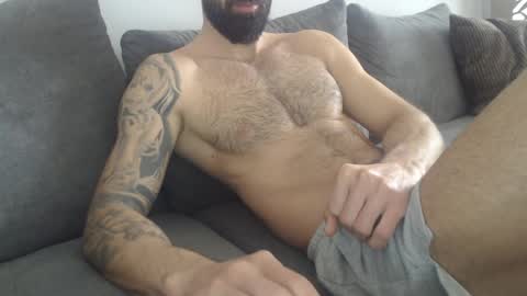 cuteeboy online show from April 10, 2026, 6:29 am